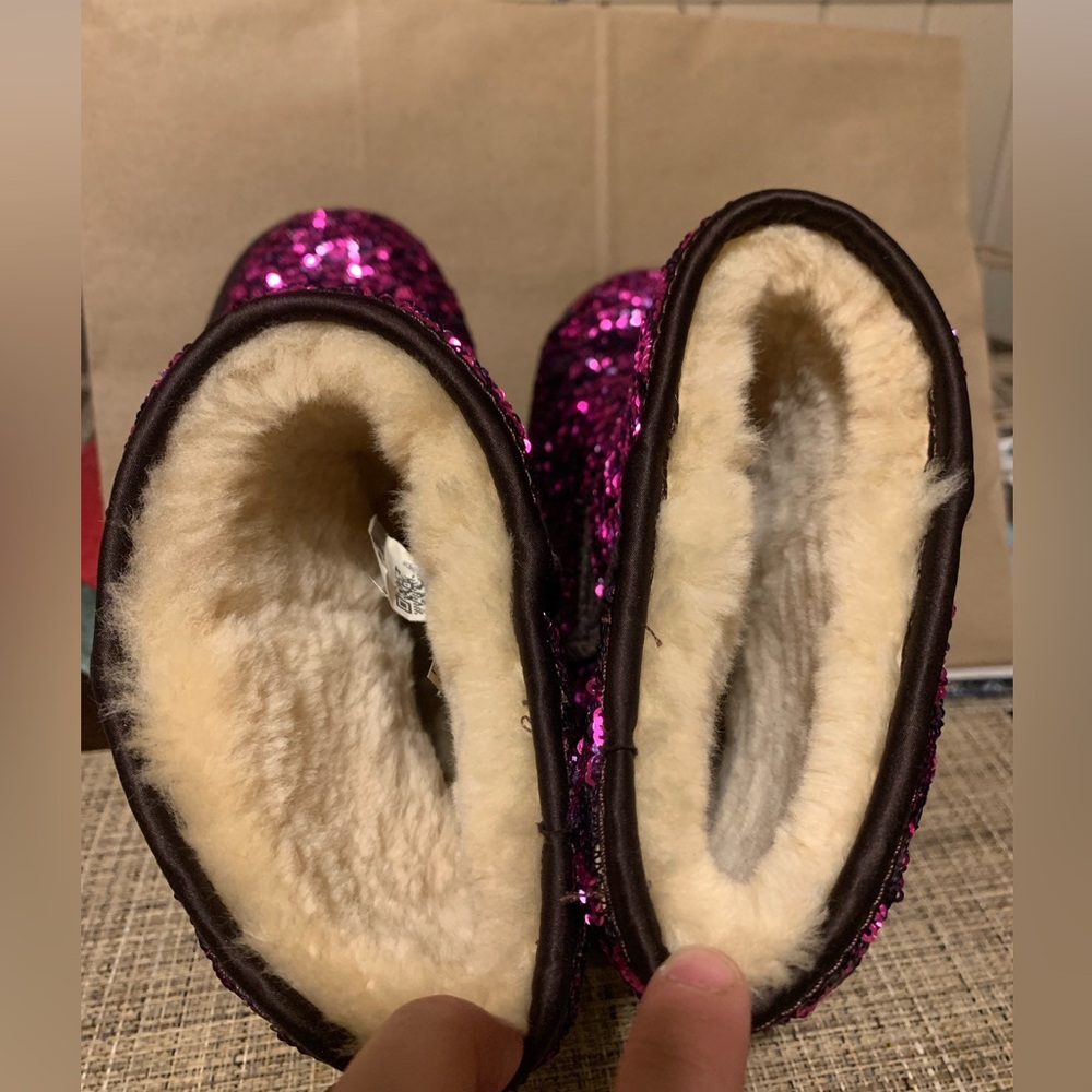 UGG’s RARE “LIMITED EDITION” 2-TONE REVERSIBLE PURPLE/SILVER SEQUIN BOOTS size 8 - Picture 6 of 9